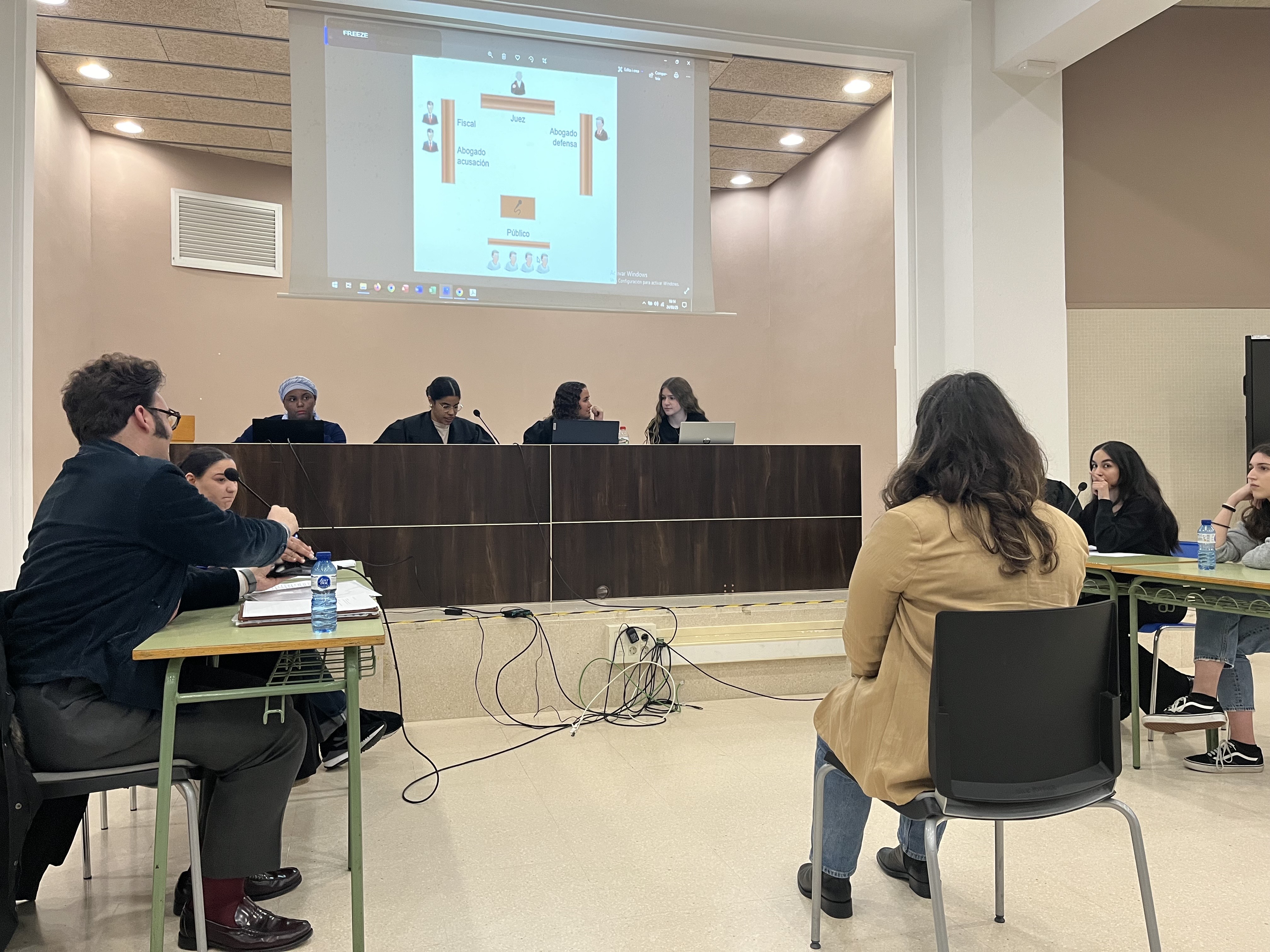 Ordre a la sala! L'alumnat de jurídic es posa la toga. Ordre a la sala! L'alumnat de jurídic es posa la toga.